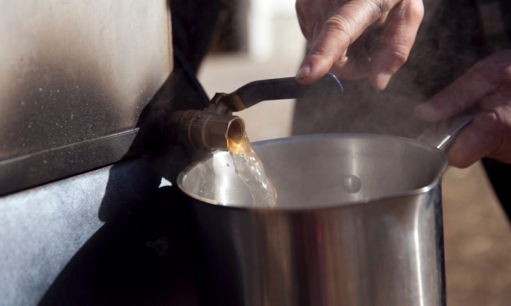 boiling-sap-for-maple-syrup